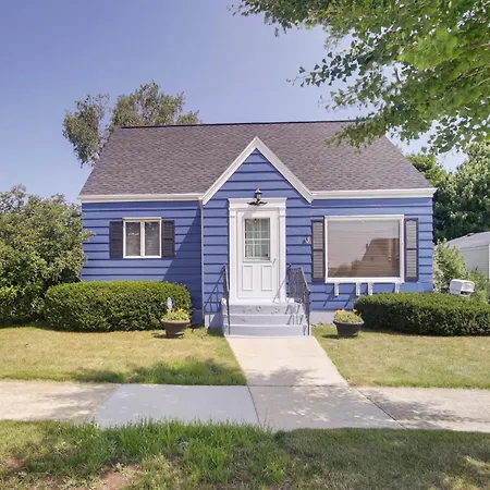 Cozy Wisconsin Abode Walk To Lake Michigan!